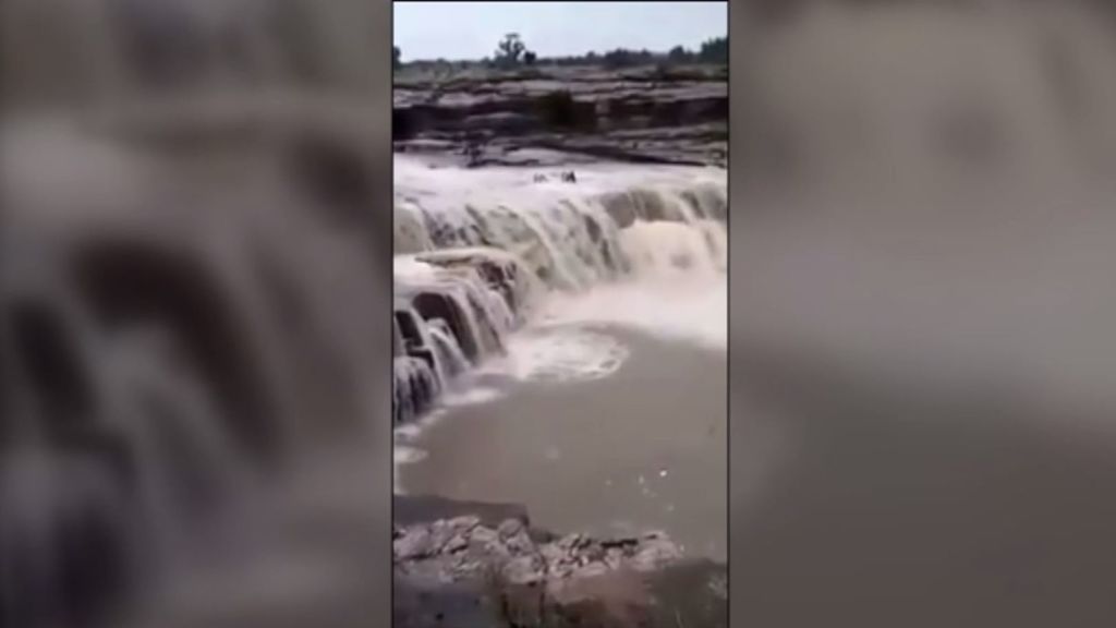 Una riada provoca que 12 personas caigan por una cascada en India