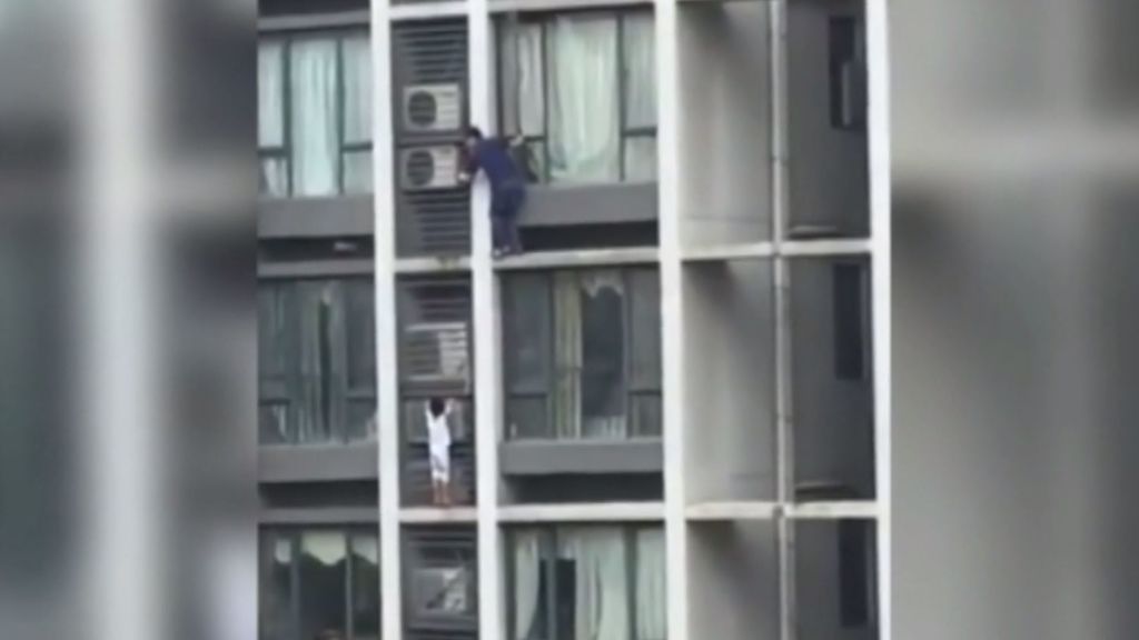 Un padre rescata a su hijo colgado de la fachada de un edificio en China