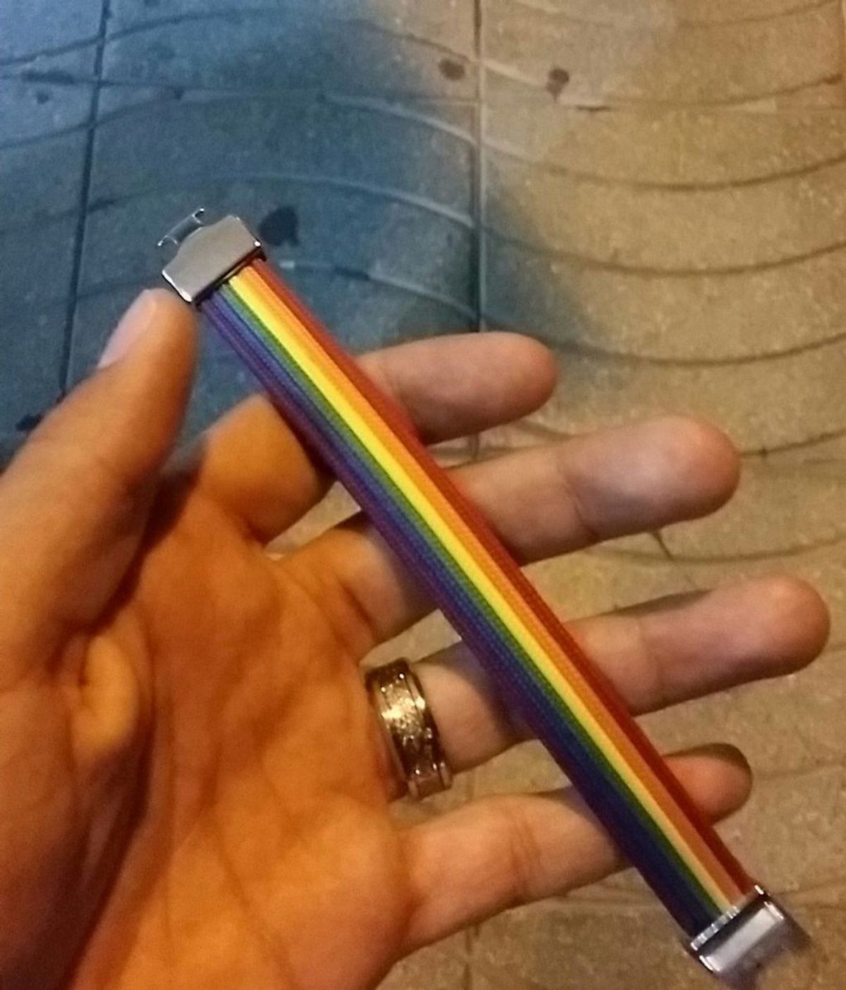 Un joven denuncia una agresión homófoba en Peñíscola por llevar una pulsera arcoíris