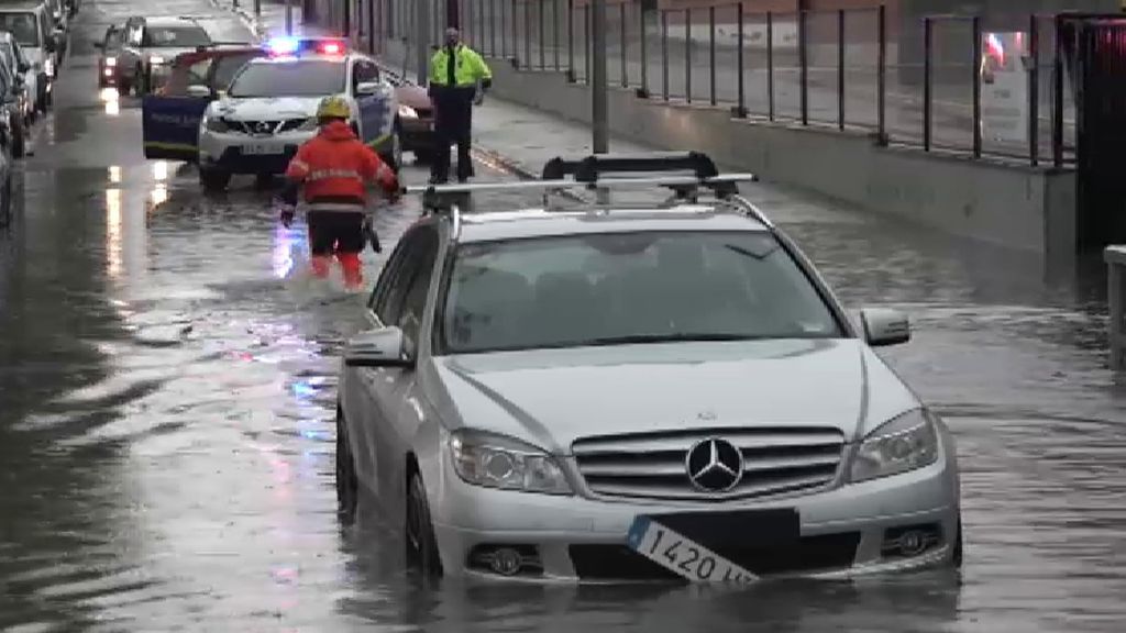 Muere tras quedar atrapado en su coche por las fuertes lluvias caídas en Barcelona