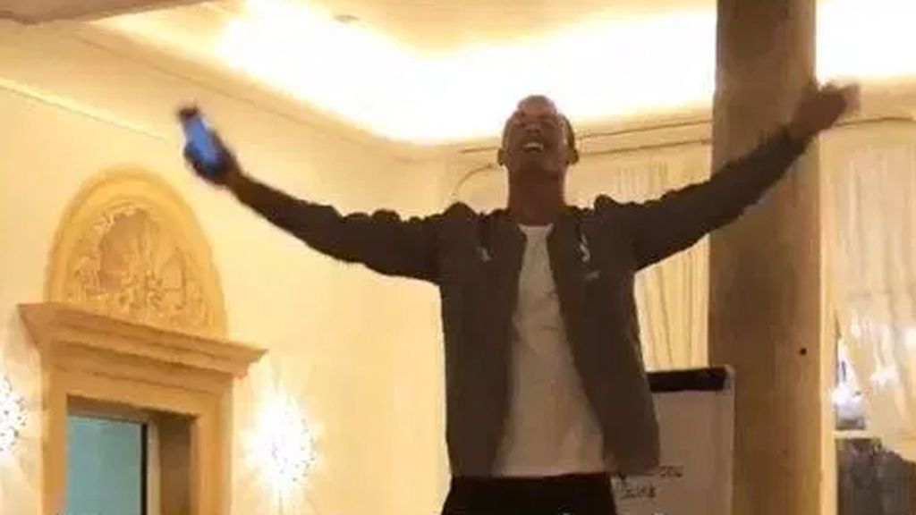 Cristiano no se libra de las novatadas de la Juventus: cantando y bailando encima de una silla