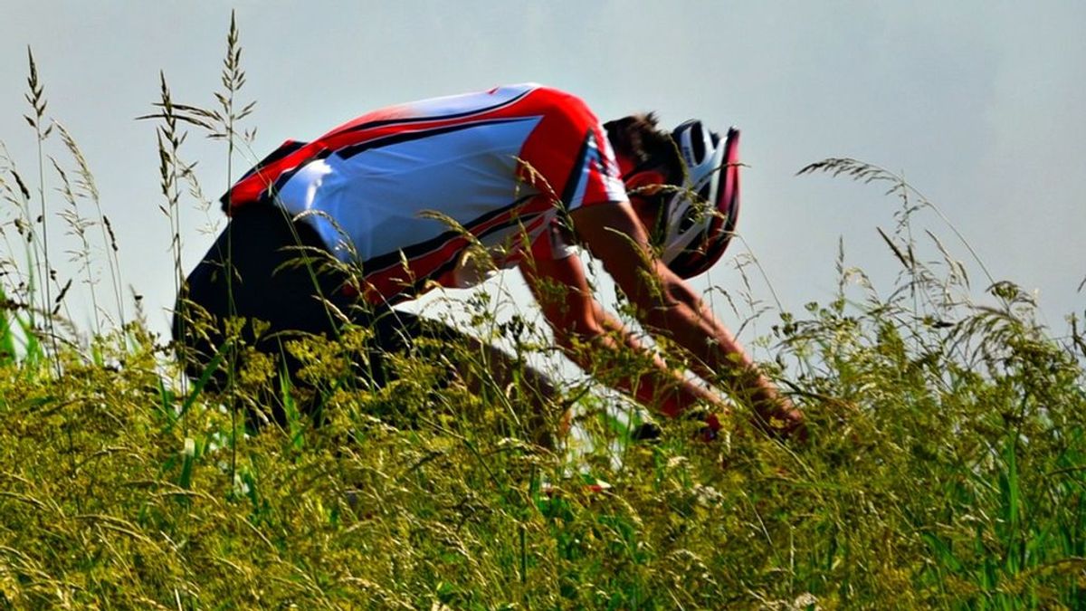 Un cazador dispara a un ciclista en una senda en La Rioja