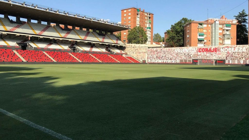 Denuncian que un niño se cae por un agujero tras el partido del Rayo Vallecano y las redes cargan contra el estado del ‘remodelado’ Estadio de Vallecas