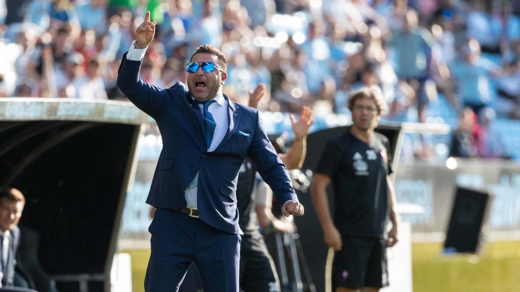 El viral balonazo de un recogepelotas del Celta a su propio entrenador que asustó hasta a Iago Aspas