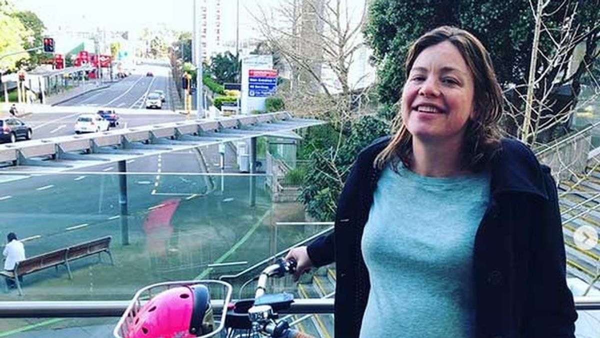 Julie Genter, ministra de Transporte de Nueva Zelanda va a dar a luz en bici