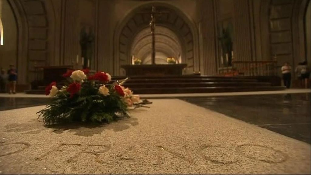 El gobierno aprobará por decreto ley la exhumación de los restos de Franco este viernes