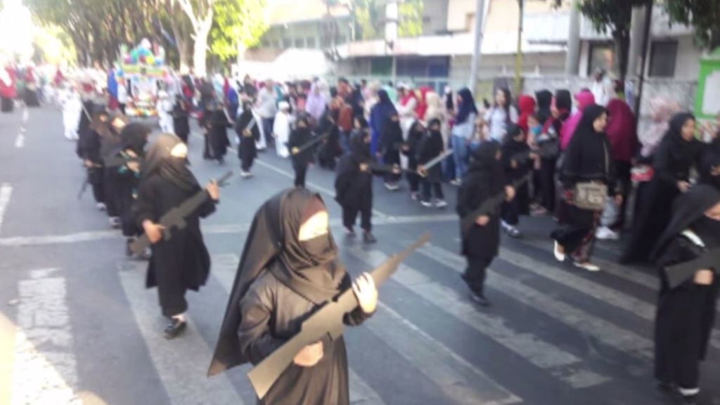 Unos niños disfrazados de yihadistas desatan la polémica en Indonesia