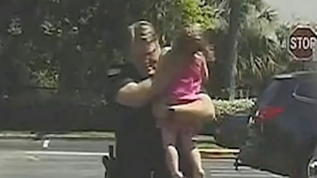 Un Policía salva a una niña de tres años olvidada por su madre durante horas en su coche  en Florida