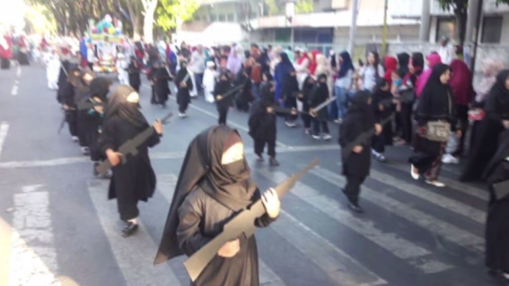 Polémica en Indonesia por los disfraces de yihadistas de unos niños