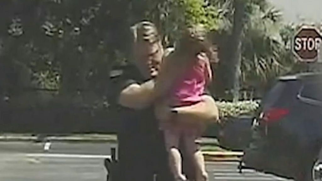 Una niña de 3 años, salvada 'in extremis' tras ser olvidada por su madre durante 12 horas en el coche