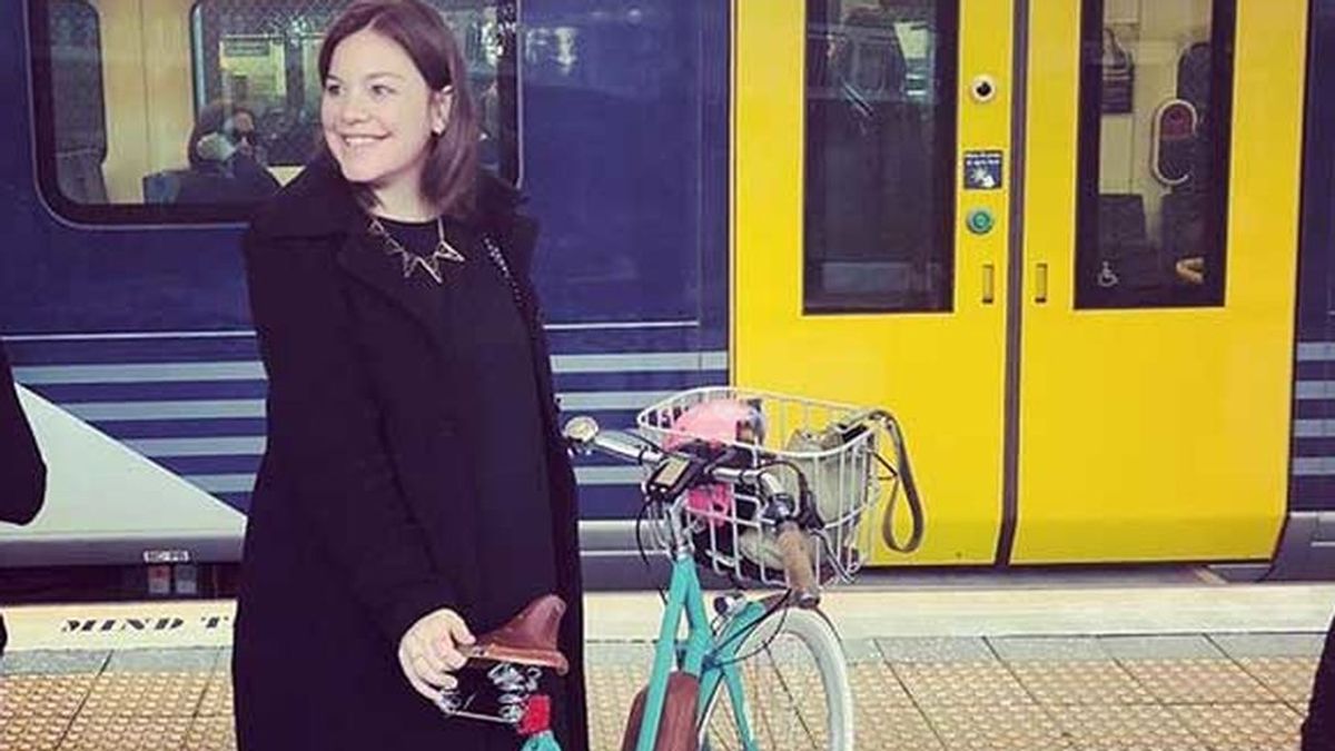Julie Genter, la ministra que va a dar en luz en bici