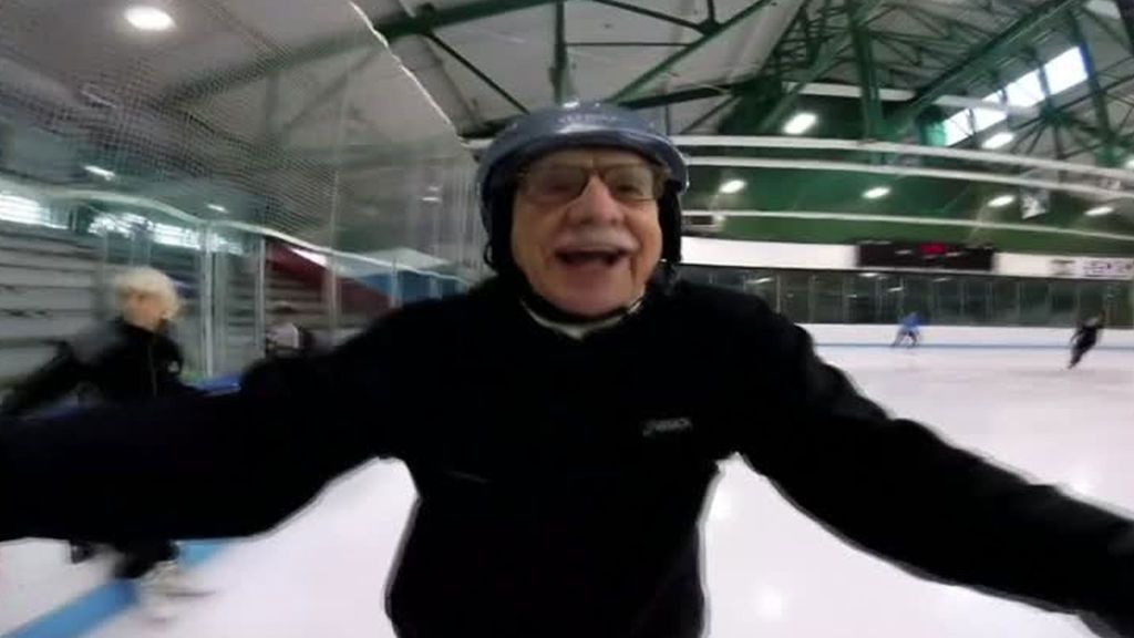 El juez federal de 95 años que sale de su despacho a... patinar