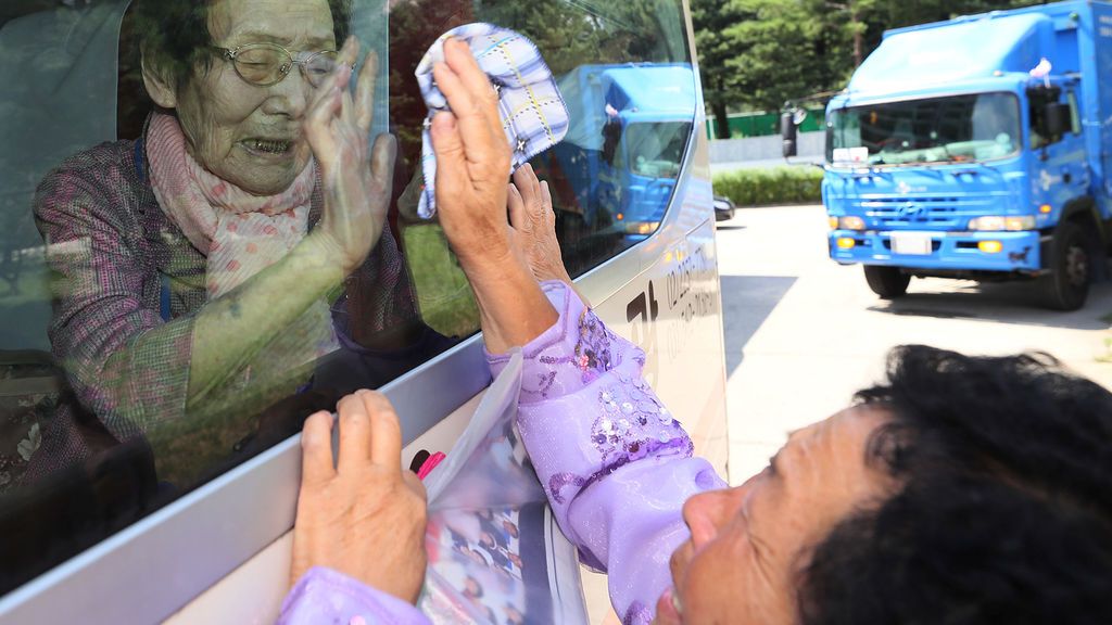 Las familias separadas en las dos Coreas se despiden tras el reencuentro  65 años después