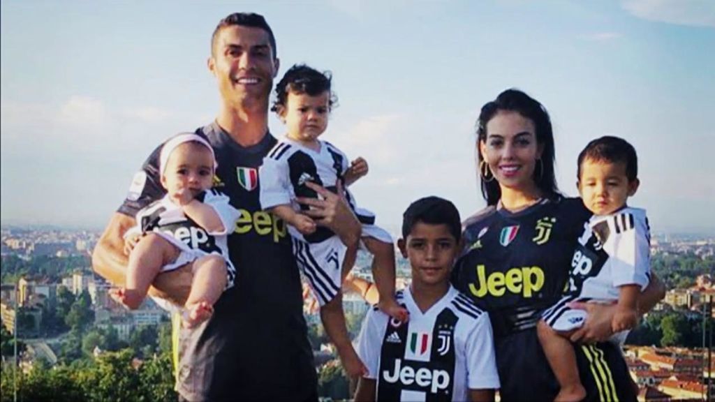 ¿Un mensaje al Madrid? Cristiano posa con toda su familia con la camiseta de la Juventus