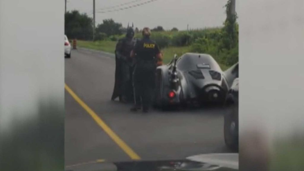 La policía da el alto a un conductor y resulta ser Batman