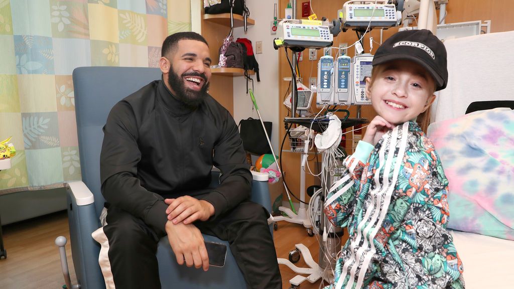 Drake cumple el deseo de una niña enferma del corazón: la visita en el hospital