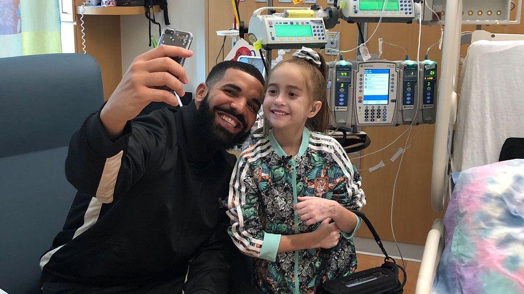 El rapero Drake visita a una niña hospitalizada en Chicago que soñaba con conocerle