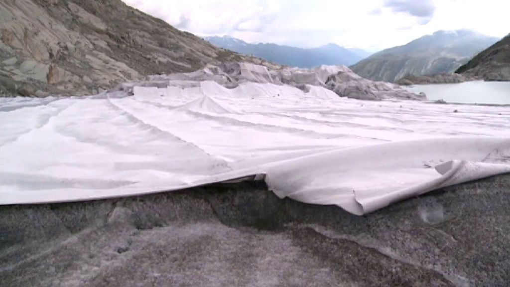 Salvar el glaciar del Ródano: Los vecinos lo cubren con mantas térmicas para evitar su deshielo