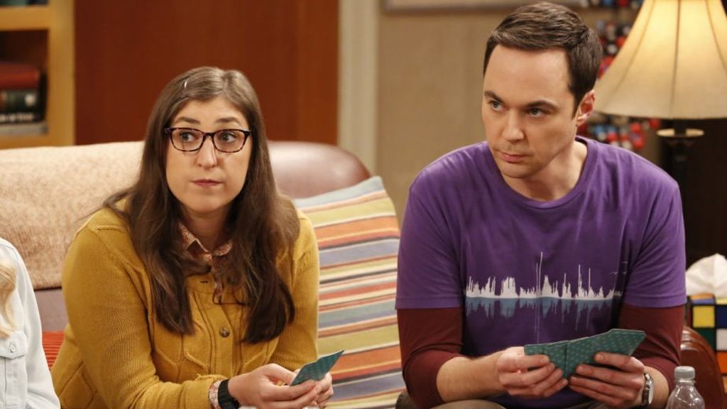 Mayim Bialik (Amy) y Jim Parsons (Sheldon), en la 11ª temporada de 'The big bang theory'.