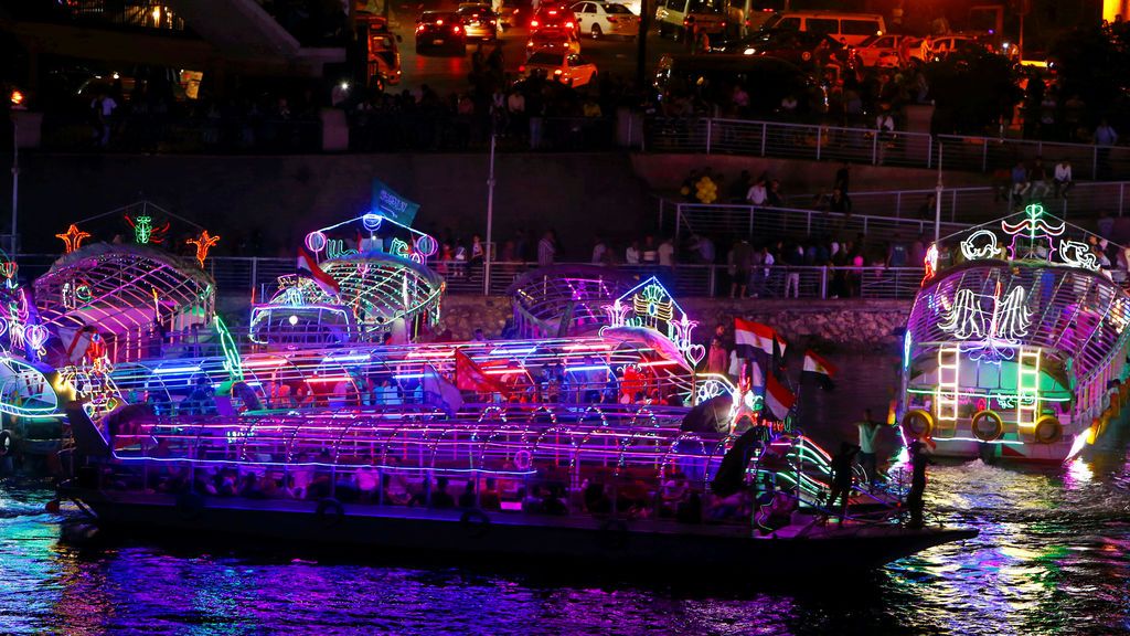 Noche de luces en las aguas de Cairo