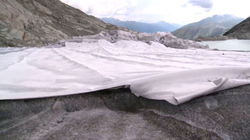 Suiza cubre el glaciar del Ródano para evitar que se derrita por el calentamiento global