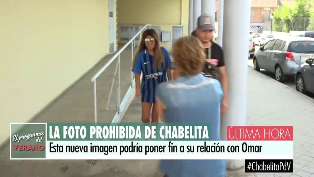 Chabelita sale de casa de Omar Montes con su camiseta tras pasar la noche juntos