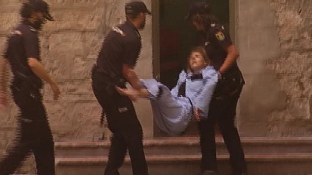 La viuda negra de Alicante llega al juzgado en 'volandas' a pesar de que antes no utilizó la silla de ruedas