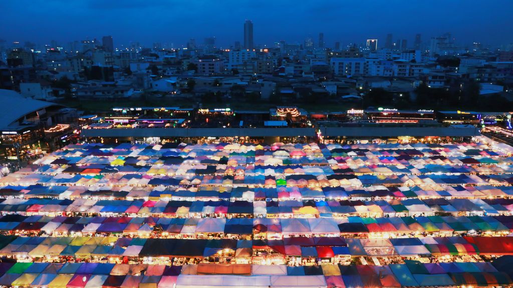 El mercado iluminado de noche