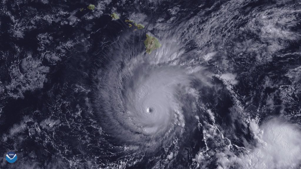 El huracán Lane causa graves destrozos en Hawái pero se debilita