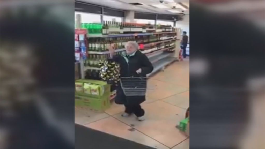 Una abuela se lanza a bailar en un supermercado