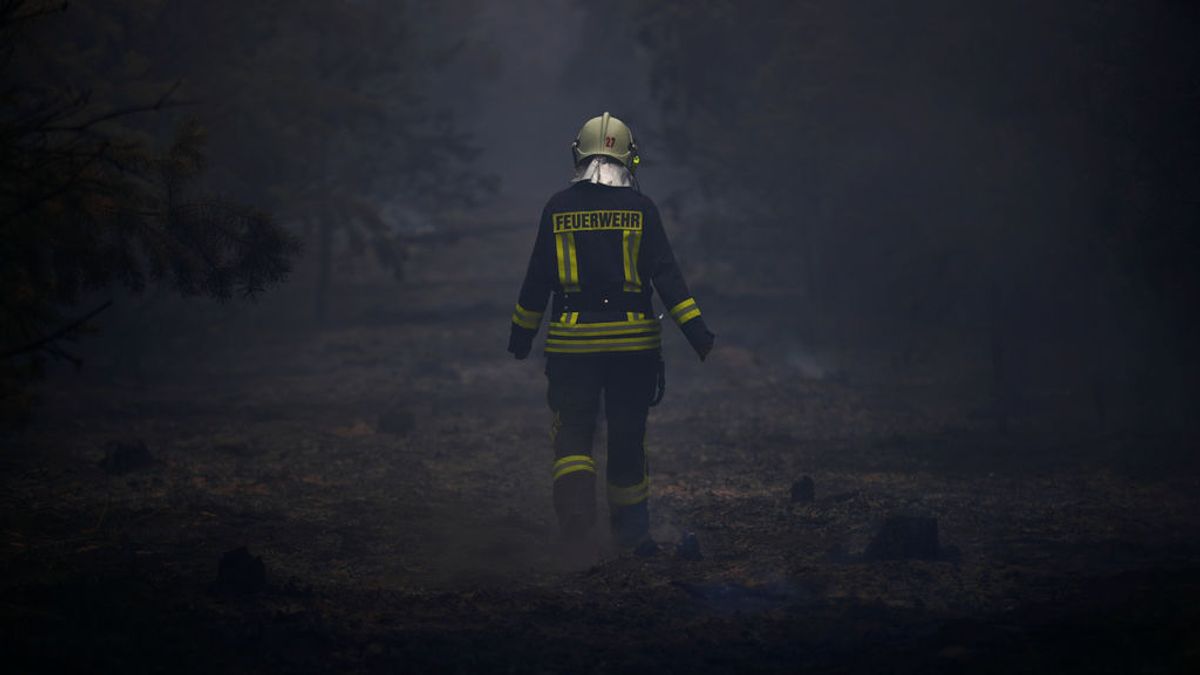 Incendio forestal arrasa una localidad a las afueras de Berlín