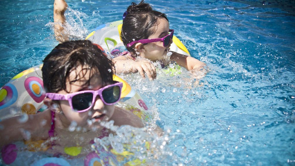 niños piscinas