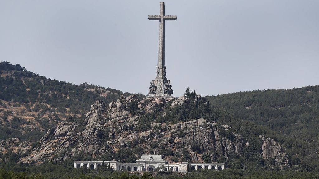 Los nostálgicos llenan los accesos al Valle de los Caídos antes de la próxima exhumación de Franco