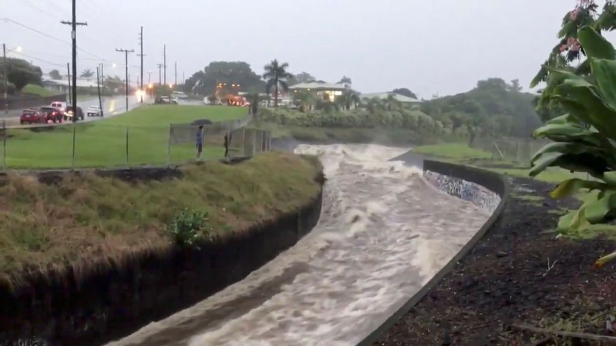 El huracán 'Lane' se convierte en una tormenta de categoría 1 a su paso por Hawái
