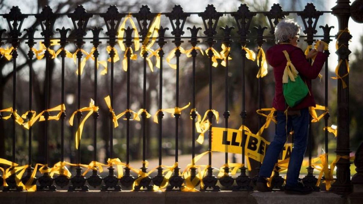 Rompen  la nariz a una mujer por quitar lazos amarillos de Barcelona