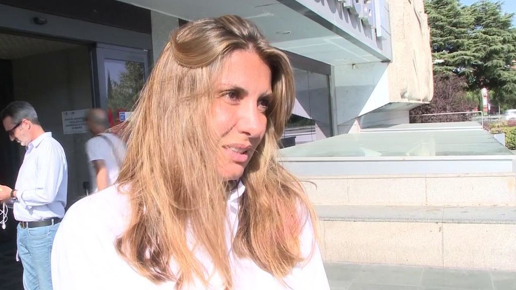 Silvia Casas, mujer de Manu Tenorio, nos habla del estado de salud del cantante: "Sigue en la unidad de quemados"