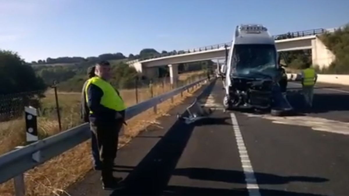 Un muerto y 15 heridos en un accidente entre un turismo y un autobús en Lugo