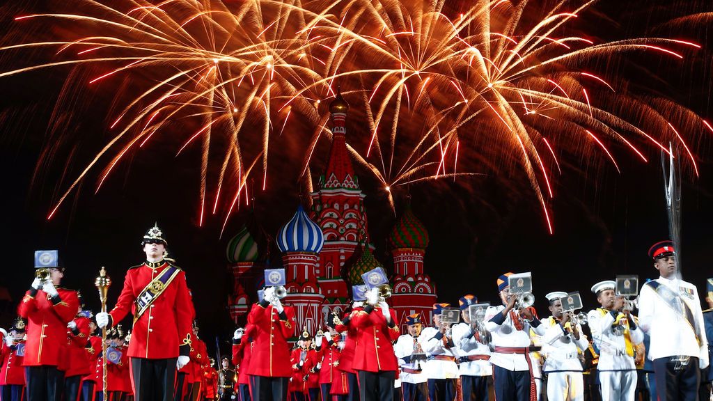 La Plaza Roja de Moscú se llena de música y color por el festival de bandas militares