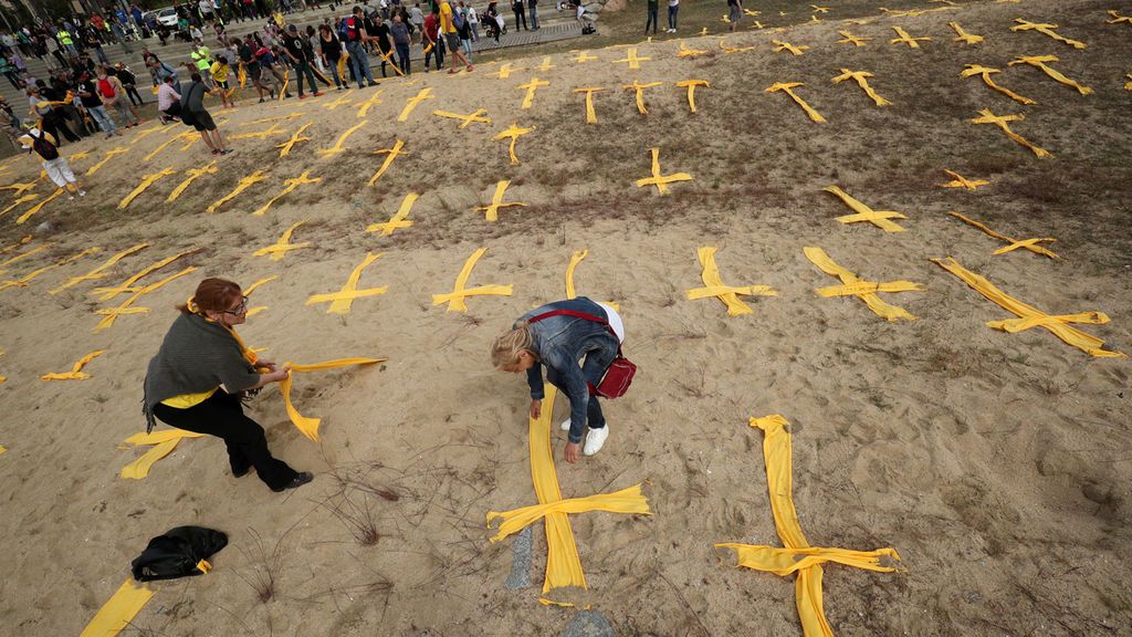 La Fiscalía investigará a los mossos por identificar a 14 personas que quitaban los lazos amarillos