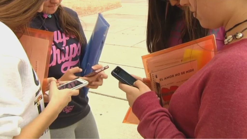 Más del 20% de jóvenes gallegos controlan a sus parejas por redes sociales y el móvil