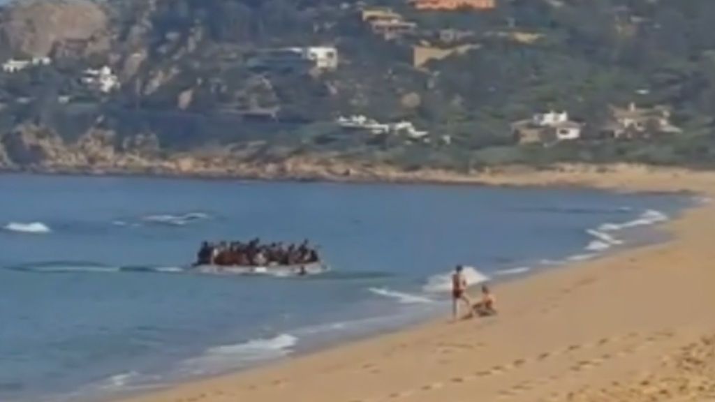 La guardia civil busca a los migrantes que tocaron tierra en la playa de Chiclana