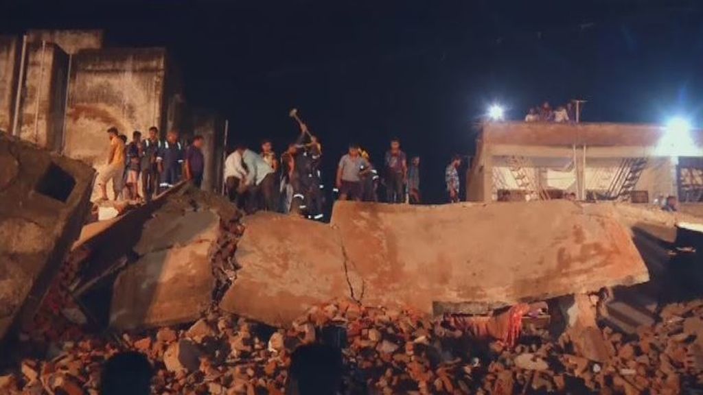 Se derrumba un edificio en India con diez personas atrapadas