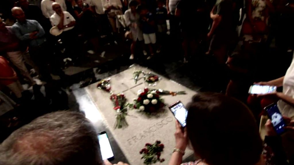 Hacerse un selfie con la tumba de Franco, la nueva moda del Valle de los Caídos