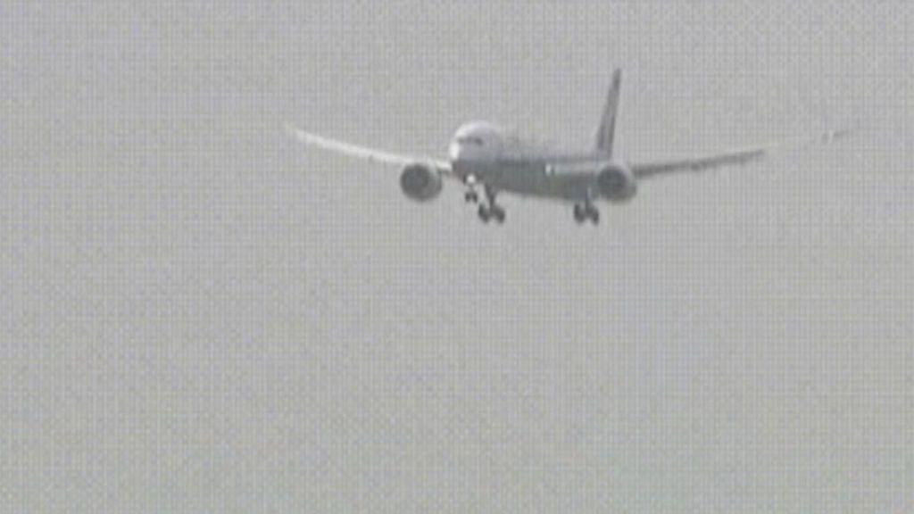 Dramáticos momentos en el que un avión intenta aterrizar durante el tifón Cimarrón