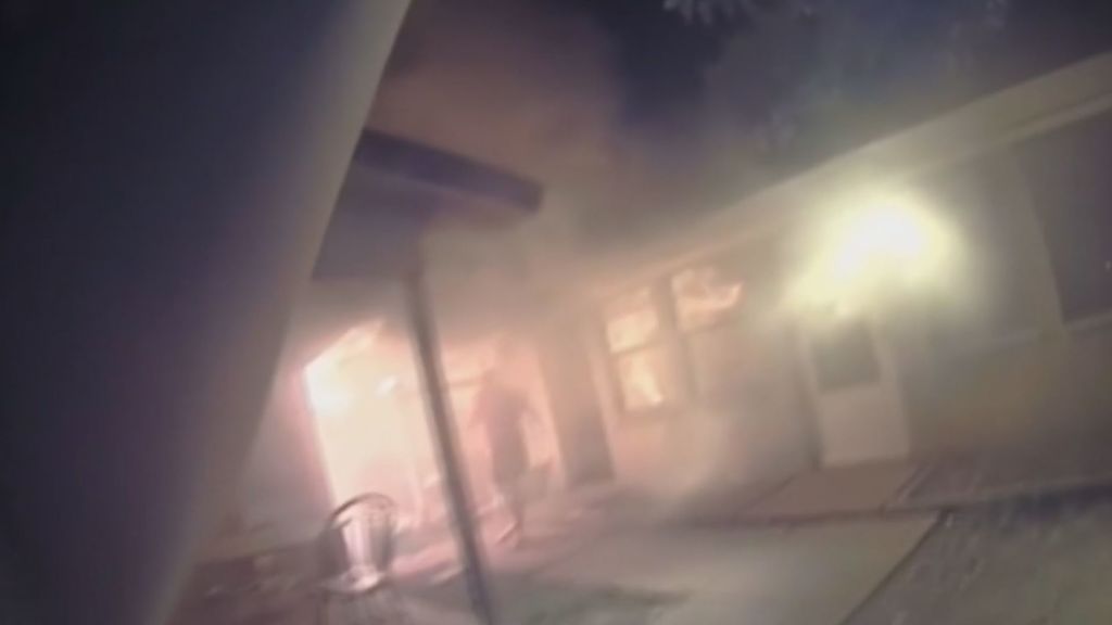 La rápida reacción de un policía evita que seis niños mueran en un incendio