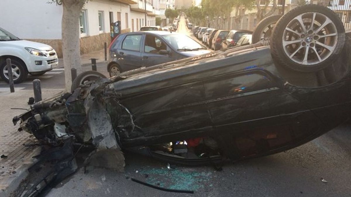 Un joven sin carné choca contra ocho vehículos antes de volcar el suyo en Ibiza