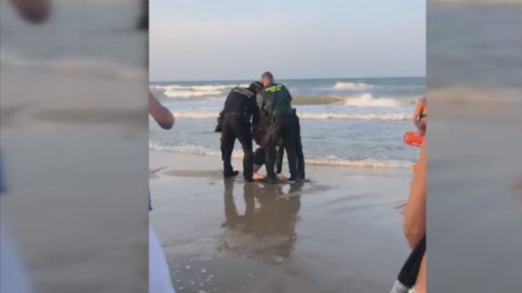No lo sacaban ni Los vigilantes de la playa: detenido por no salir del agua con bandera roja
