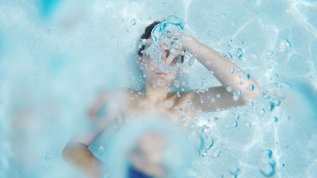 water-recreation-pool-underwater-blue-bubble-56946-pxhere.com