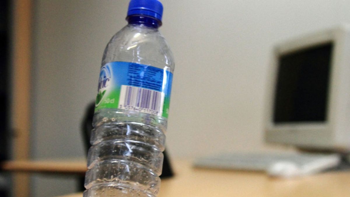 Ambientazo laboral en Milán: Inyecta ácido en la botella de agua de su compañero de trabajo