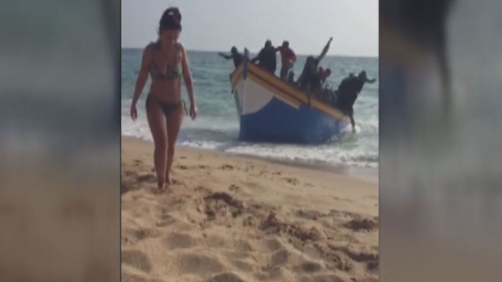 La llegada masiva de inmigrantes a las playas de Cádiz ya no sorprende a los bañistas